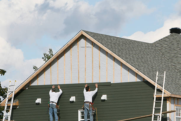 Professional Vinyl Siding technician working in Hoffman Estates, IL